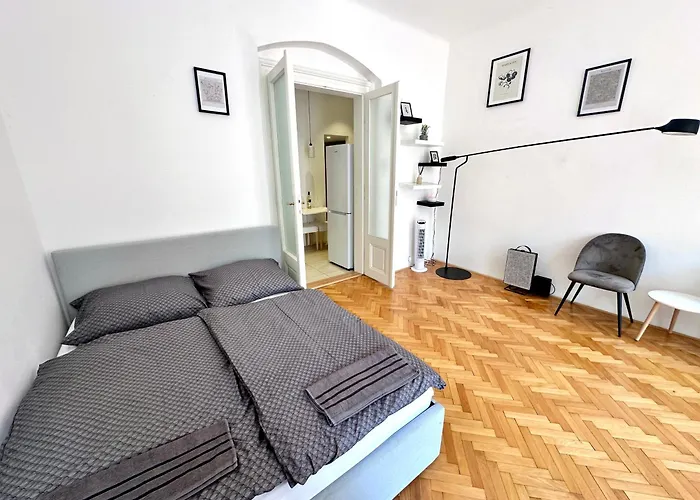 Fantastic Location! Superhost 5 Star *
